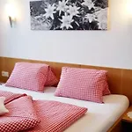 Gaestehaus Zedlacherhof 招待所 东蒂罗尔地区马特赖